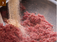 国産豚肉にドイツのスパイス・岩塩を混ぜます